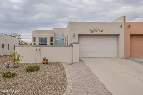 235 N Running Spring Dr, Green Valley, AZ 85614
