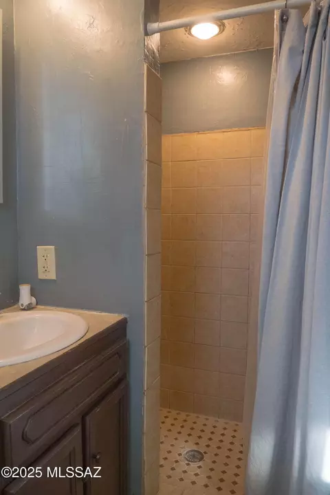 Bath - 5356 E 20th St, Tucson, AZ 85711 photo 3 of 3