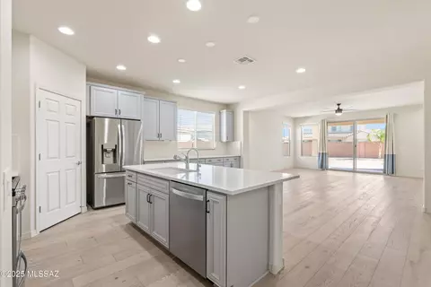 Kitchen - 13384 E Knipe Pl, Tucson, AZ 85747 photo 3 of 4