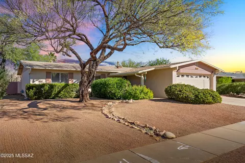 7451 E La Cienega Dr, Tucson, AZ 85715