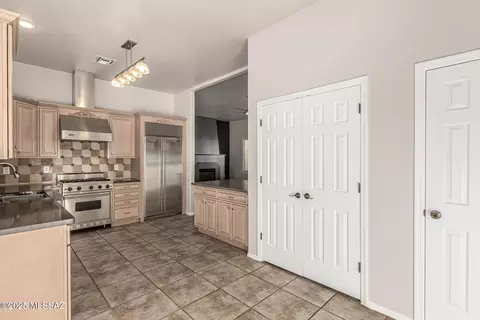 Kitchen - 5331 S Rust Ln, Tucson, AZ 85747 photo 2 of 5