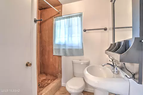 Bath - 2627 N Euclid Ave, Tucson, AZ 85719 photo 1 of 3