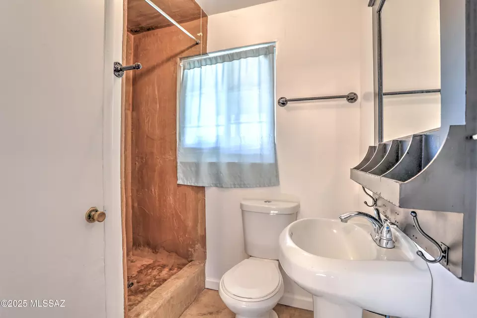 Bath - 2627 N Euclid Ave, Tucson, AZ 85719 photo 1 of 3