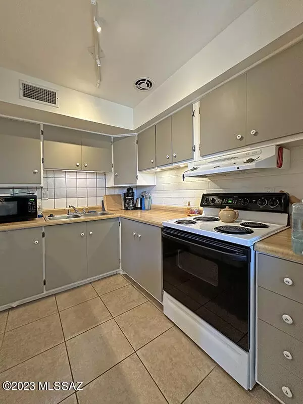 Kitchen - 1705 S Jones Blvd #F2, Tucson, AZ 85713 photo 4 of 6