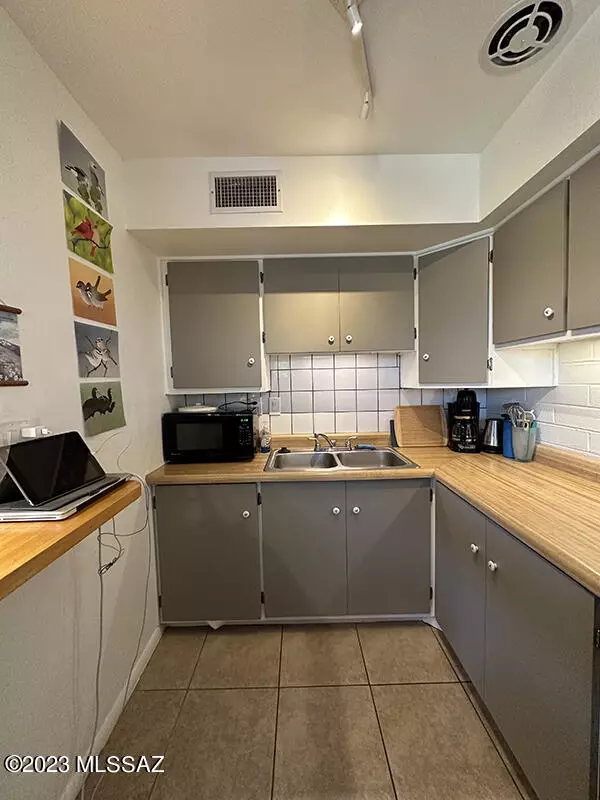 Kitchen - 1705 S Jones Blvd #F2, Tucson, AZ 85713 photo 3 of 6