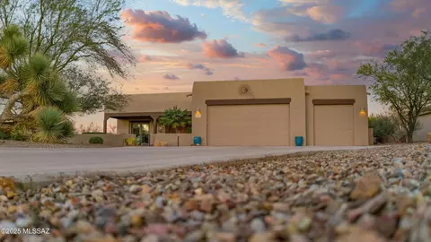 997 E Josephine Saddle Pl, Green Valley, AZ 85614