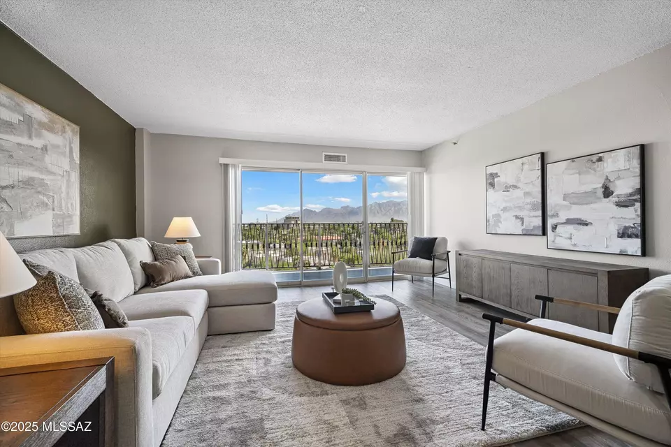 Living - 425 W Paseo Redondo Dr #9B, Tucson, AZ 85701 photo 6 of 7