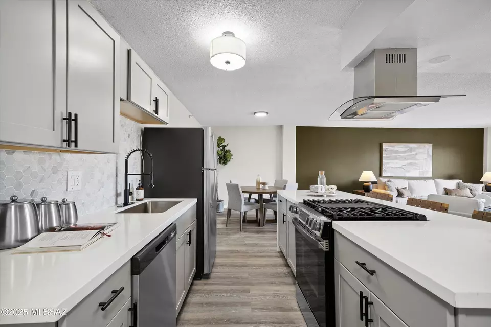 Kitchen - 425 W Paseo Redondo Dr #9B, Tucson, AZ 85701 photo 3 of 5