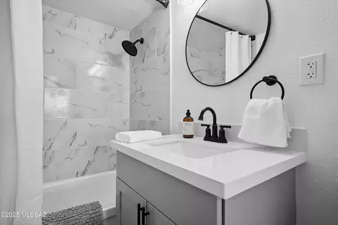 Bath - 425 W Paseo Redondo Dr #9B, Tucson, AZ 85701 photo 1 of 4