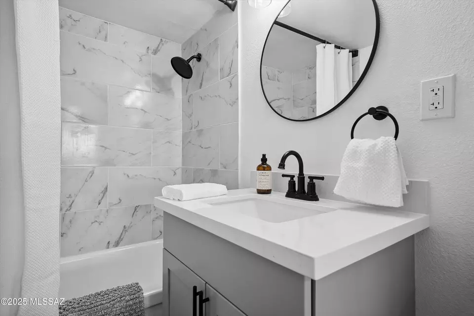 Bath - 425 W Paseo Redondo Dr #9B, Tucson, AZ 85701 photo 1 of 4