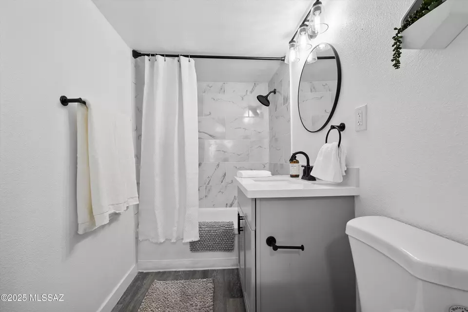 Bath - 425 W Paseo Redondo Dr #9B, Tucson, AZ 85701 photo 2 of 4