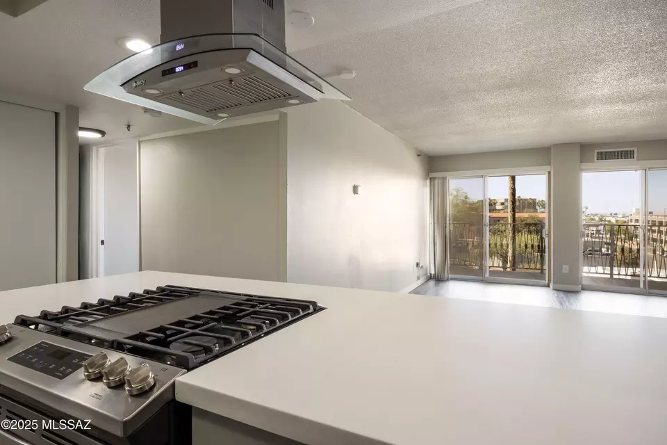 Kitchen - 425 W Paseo Redondo #8G, Tucson, AZ 85701 photo 2 of 6