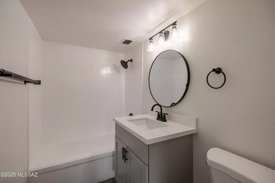 Bath - 425 W Paseo Redondo #8G, Tucson, AZ 85701 photo 1 of 1