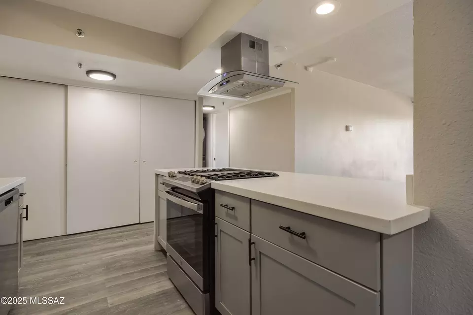 Kitchen - 425 W Paseo Redondo #8G, Tucson, AZ 85701 photo 5 of 6
