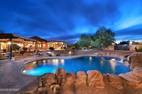 925 N Rancho Del Jefe Loop, Tucson, AZ 85748