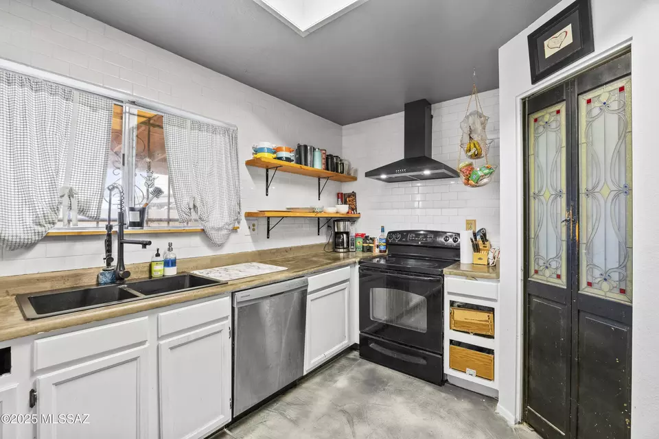Kitchen - 2801 W Avenida Azahar, Tucson, AZ 85745 photo 2 of 3