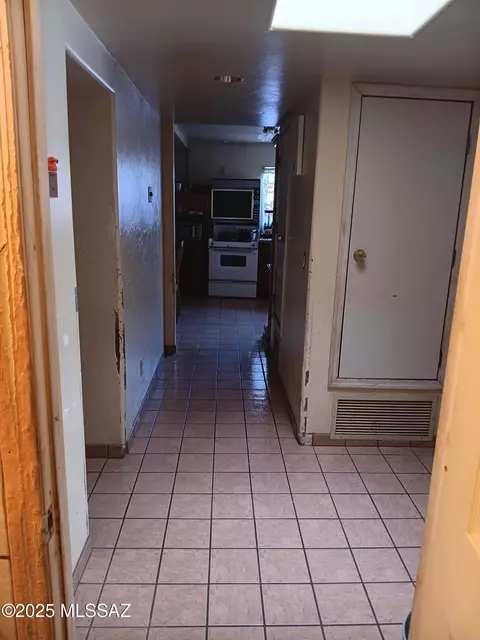 Entry Way - 426 E Blacklidge Dr, Tucson, AZ 85705 photo 1 of 1