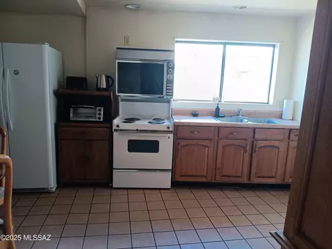 Kitchen - 426 E Blacklidge Dr, Tucson, AZ 85705 photo 1 of 1
