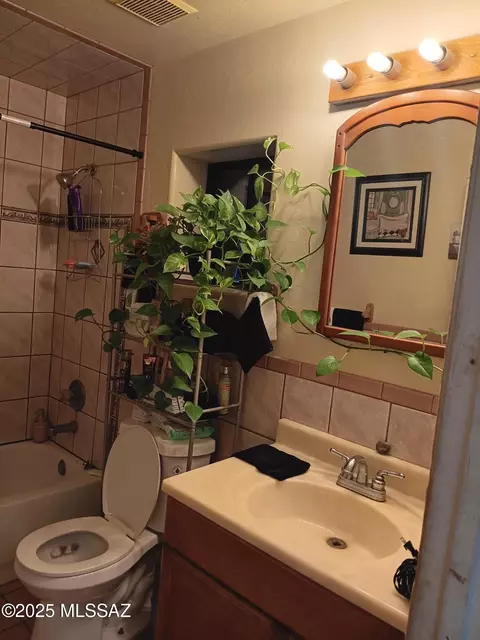 Bath - 426 E Blacklidge Dr, Tucson, AZ 85705 photo 1 of 2