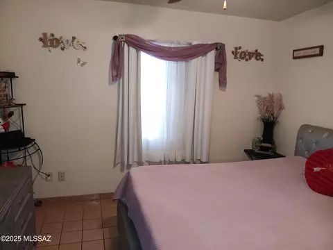 Bedroom - 426 E Blacklidge Dr, Tucson, AZ 85705 photo 2 of 3