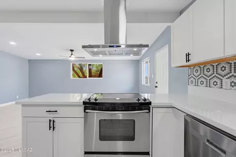 Kitchen - 3916 E Dover Stra, Tucson, AZ 85706 photo 2 of 4