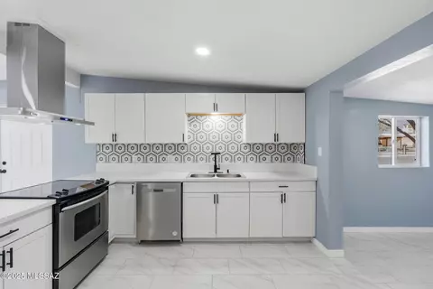 Kitchen - 3916 E Dover Stra, Tucson, AZ 85706 photo 4 of 4