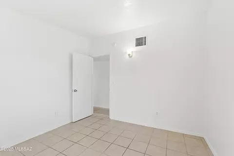 Bedroom - 802 E Graybill Dr, Tucson, AZ 85719 photo 4 of 5