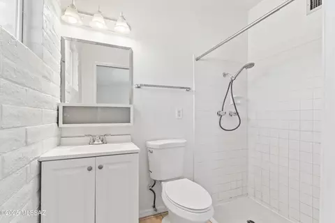 Bath - 802 E Graybill Dr, Tucson, AZ 85719 photo 3 of 5