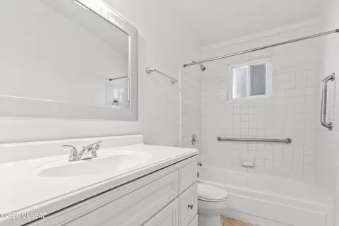 Bath - 802 E Graybill Dr, Tucson, AZ 85719 photo 2 of 5