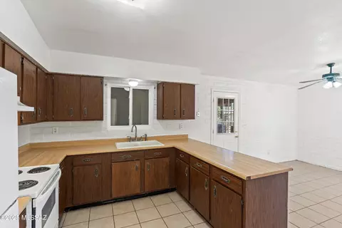 Kitchen - 802 E Graybill Dr, Tucson, AZ 85719 photo 3 of 6