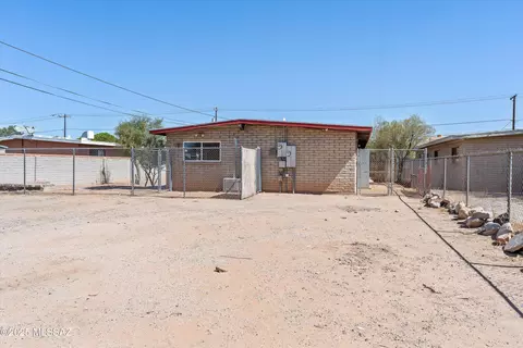 Exterior - 802 E Graybill Dr, Tucson, AZ 85719 photo 4 of 5