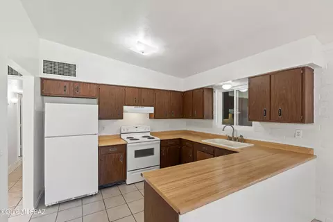 Kitchen - 802 E Graybill Dr, Tucson, AZ 85719 photo 2 of 6