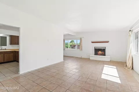 Living - 802 E Graybill Dr, Tucson, AZ 85719 photo 2 of 6