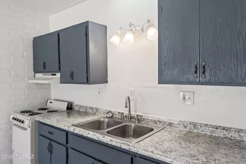 Kitchen - 802 E Graybill Dr, Tucson, AZ 85719 photo 5 of 6