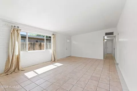 Living - 802 E Graybill Dr, Tucson, AZ 85719 photo 3 of 6