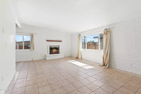 Living - 802 E Graybill Dr, Tucson, AZ 85719 photo 5 of 6