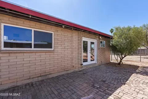 Exterior - 802 E Graybill Dr, Tucson, AZ 85719 photo 3 of 5