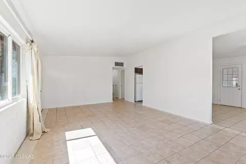 Living - 802 E Graybill Dr, Tucson, AZ 85719 photo 4 of 6