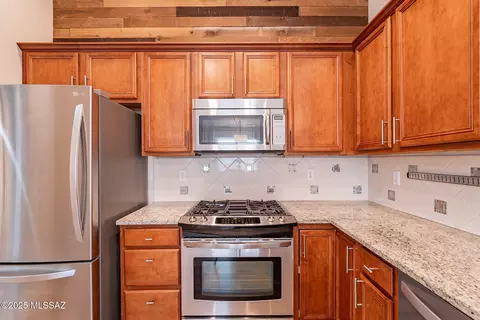 Kitchen - 512 E Cactus Mountain Dr, Vail, AZ 85641 photo 7 of 10