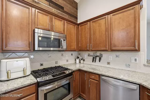 Kitchen - 512 E Cactus Mountain Dr, Vail, AZ 85641 photo 9 of 10