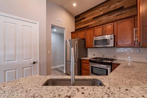 Kitchen - 512 E Cactus Mountain Dr, Vail, AZ 85641 photo 6 of 10