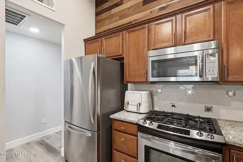 Kitchen - 512 E Cactus Mountain Dr, Vail, AZ 85641 photo 8 of 10