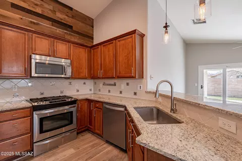 Kitchen - 512 E Cactus Mountain Dr, Vail, AZ 85641 photo 5 of 10
