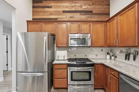 Kitchen - 512 E Cactus Mountain Dr, Vail, AZ 85641 photo 2 of 10