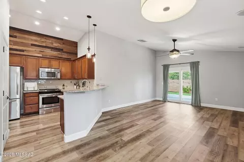 Living - 512 E Cactus Mountain Dr, Vail, AZ 85641 photo 6 of 8