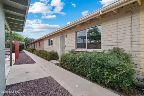 3033 E Blacklidge Dr, Tucson, AZ 85716