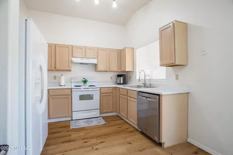 Kitchen - 8845 E Apple Tree Dr, Tucson, AZ 85730 photo 3 of 7