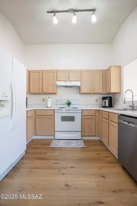Kitchen - 8845 E Apple Tree Dr, Tucson, AZ 85730 photo 5 of 7