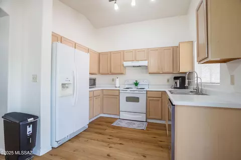 Kitchen - 8845 E Apple Tree Dr, Tucson, AZ 85730 photo 4 of 7