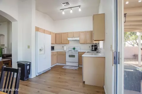 Kitchen - 8845 E Apple Tree Dr, Tucson, AZ 85730 photo 6 of 7